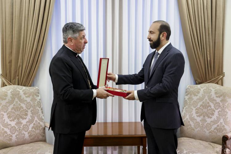 Սուրբ Աթոռի առաքելական նվիրակը Միրզոյանին է փոխանցել Սուրբ Գրիգոր Մեծի պապական շքանշանը