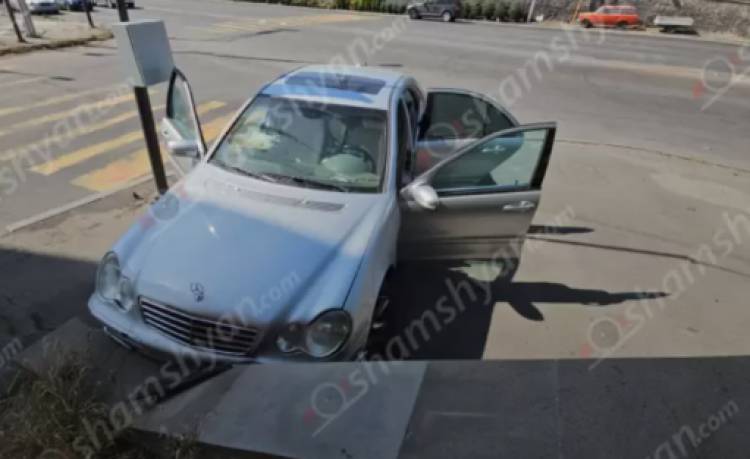Արտակարգ դեպք Երևանում. Lexus-ը վթարային իրավիճակ է ստեղծել Mercedes-ի վարորդի համար և դիմել փախուստի