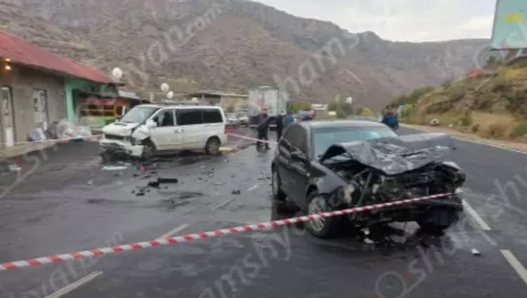 Բախվել Mercedes Vito-ն և Volkswagen Golf-ը․ կա 1 զոհ. 3 վիրավորներից 2-ը երեխաներ են