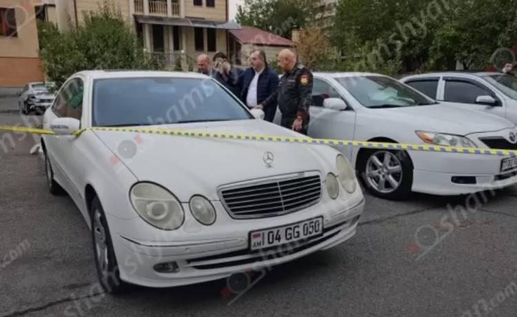 Դատարանի բակում հայտնաբերվել են կրակված պարկուճներ, արնանման հետքեր և Mercedes