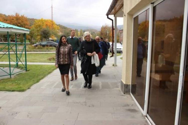 ՄԻՊ-ը ԵԽ ՄԻ հանձնակատարի հետ այցելել է Արցախից բռնահանվածների կացարաններ, առանձնազրույցներ ունեցել