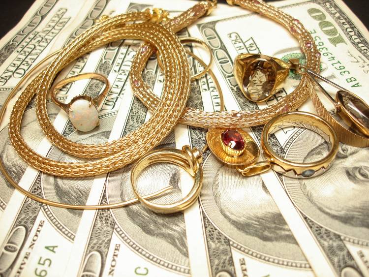 Անհատ ձեռներեցի տանից հափշտակել են 40 մլն դրամ և ոսկյա զարդեր