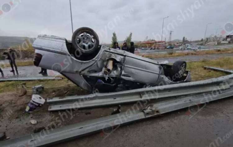 Աշտարակի կամրջի մոտ Mercedes-ը բախվել է երկաթե արգելապատնեշներին ու գլխիվայր շրջվել