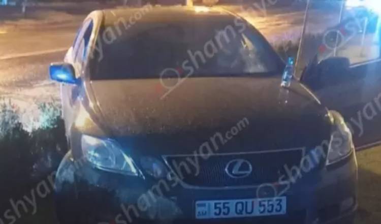 Արտակարգ դեպք Երևանում. 23-ամյա վարորդը Lexus-ով կոտրել է ճանապարհի ցուցանակը, ծառեր