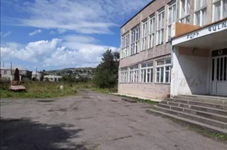 Մեծավանի միջնակարգ դպրոցում 65-ամյա պահակը սպառնում էր դանակահարել տնօրենին, գրադարանավարուհուն և մյուս պահակին