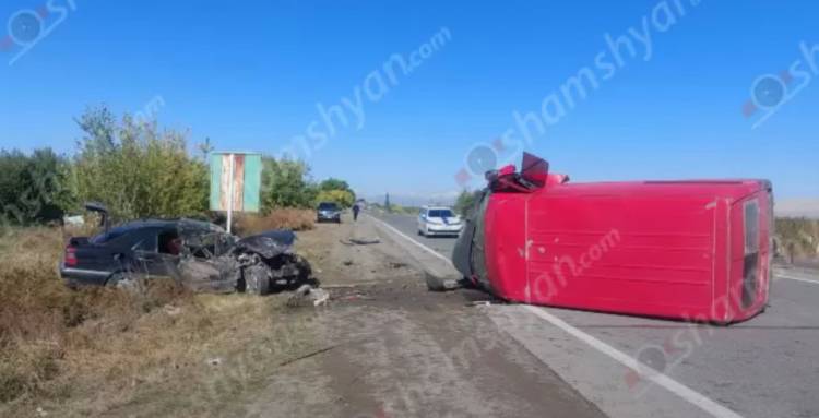 Բախվել են Mercedes-ն ու Ford Transit-ը. կան վիրավորներ