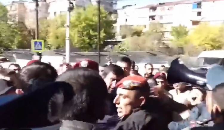 Արցախի ներկայացուցչության մոտից 4 անձ է ձերբակալվել