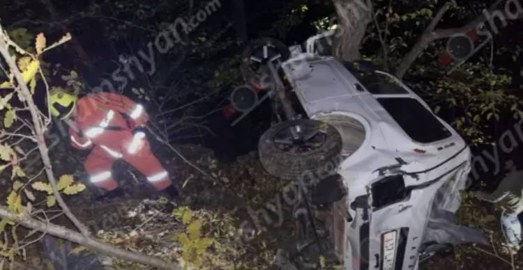 «Սատանի կամրջի» հարևանությամբ «Նիվան» մոտ 100 մետր գլորվել ու կողաշրջված հայտնվել է անտառում՝ բախվելով ծառերին