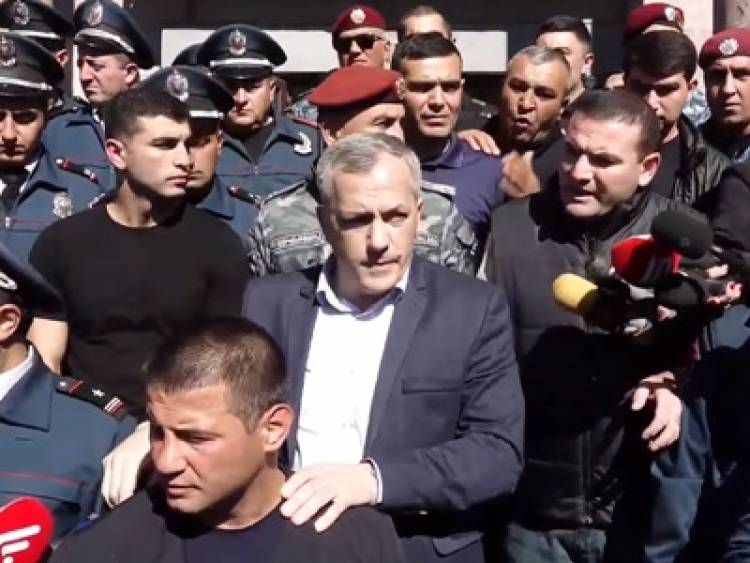 Փաշինյանական ծանոթ ձեռագիր. ինչ կատարվեց երեկ. «Ժողովուրդ»