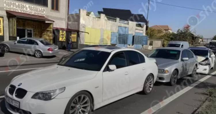 Շղթայական ավտովթար` Աբովյանի «գայի պոստի» մոտ. բախվել են 2 BMW, Hyundai Elantra-ն ու Toyota Camry-ն