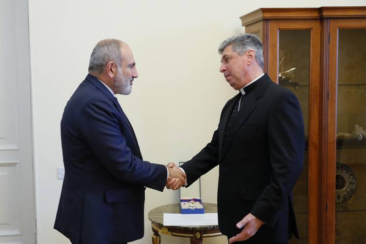 Փաշինյանին է հանձնվել Հռոմի Ֆրանցիսկոս պապի կողմից շնորհված շքանշանը (լուսանկար)