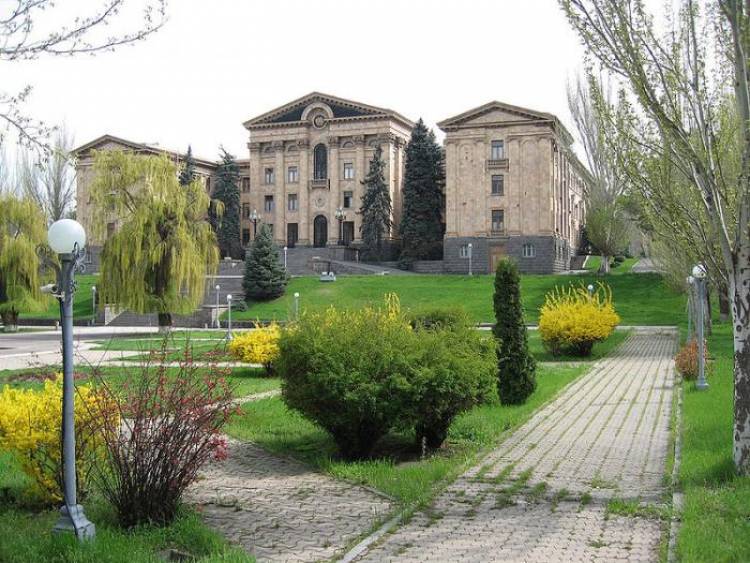 Իշխանությունները կառավարական շենքերի անվտանգության հարցերն են լուծում. «Հրապարակ»