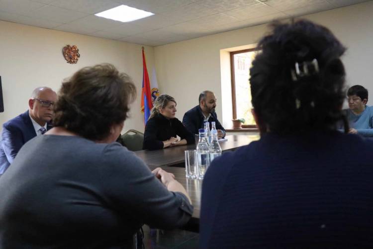 Կանադայի ԱԳ նախարարն անդրադարձել է Արցախից բռնի տեղահանված կանանց հետ հանդիպմանը