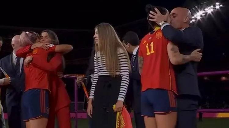 Իսպանիայի ֆուտբոլի ֆեդերացիայի նախկին նախագահը համբույրի պատճառով 3 տարով հեռացվել է ֆուտբոլից