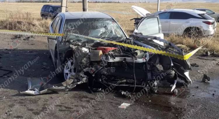 Ճակատ ճակատի բախվել են Mercedes-ն ու Lexus-ը. վիրավորներ կան