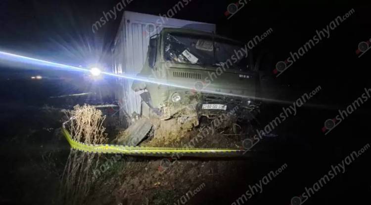 Մի քանի մլն դրամի ապրանքով բարձված Камаз-ը բախվել է հողաթմբերին և հայտնվել ձորում. վիրավոր կա