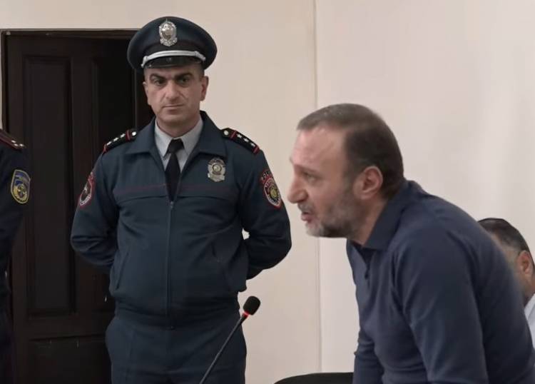 Այս իշխանությունն ինձ մեկ սենյականոց անդուռ, անպատուհան բնակարան է նվիրել. Գալեյան