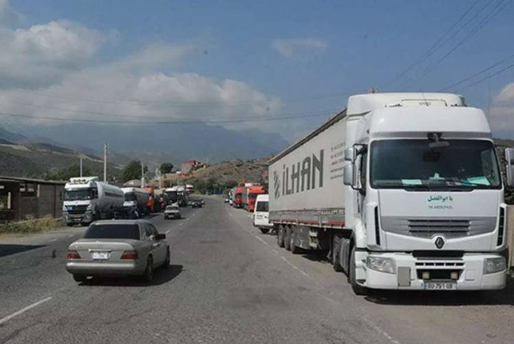 Գերբեռնված բեռնատարների երթևեկը թույլատրելու համար վարորդներից կաշառք են ստացել
