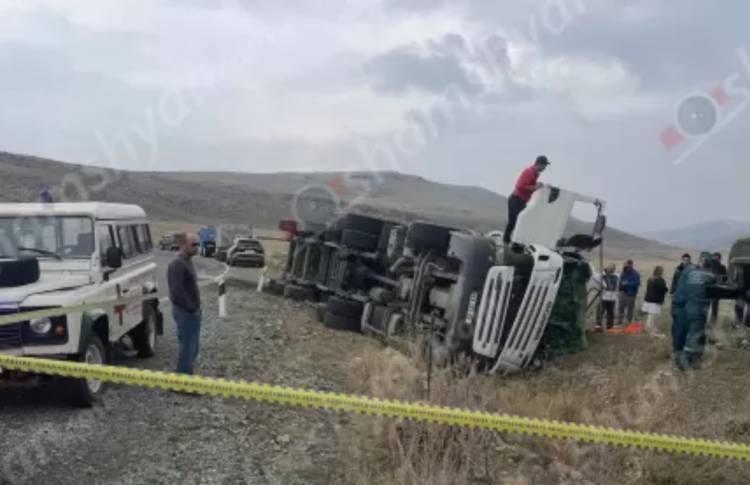Խոշոր ավտովթար՝ Շիրակի մարզում, Վրաստանի քաղաքացին Scania բեռնատարով կողաշրջվել է. վիրավոր կա