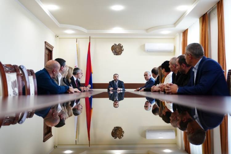 Փամբուխչյանը ներկայացրել է Նոր Նորքի, Դավթաշենի, Մալաթիա-Սեբաստիայի ղեկավարներին