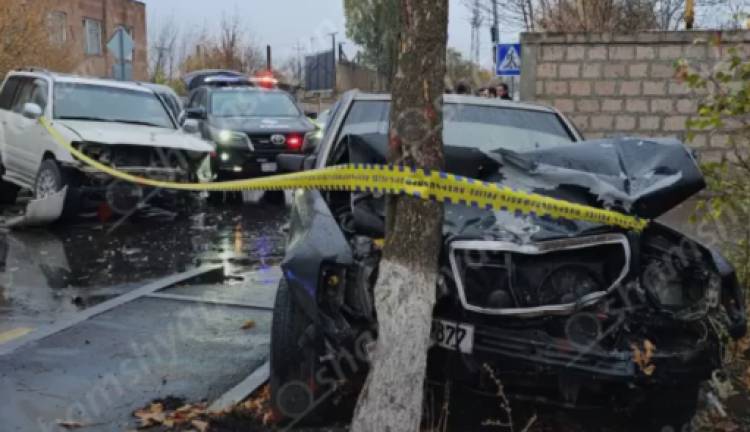 Նոր Հաճնում բախվել են Toyota Land Cruiser-ն ու Mercedes-ը. վերջինը բախվել է ծառին. կա վիրավոր