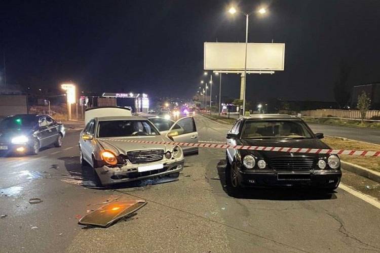 Բախվել են Mercedes-Benz-ը, Nissan-ը, VAZ 2106-ը, որոնցից 2-ը հարվածել են գրիլի սարքին․ վիրավոր կա (լուսանկարներ)