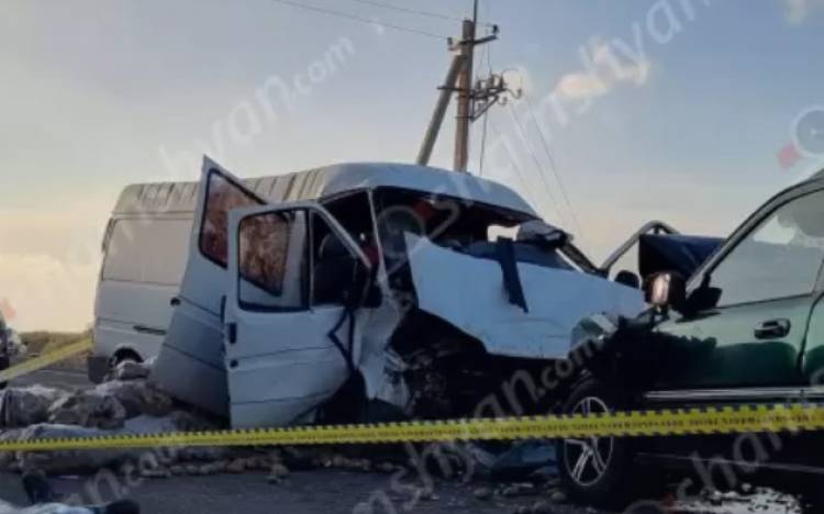 Ճակատ ճակատի բախվել Honda CRV-ն ու Ford Transit-ը, կան զոհեր ու վիրավորներ․ մանրամասներ