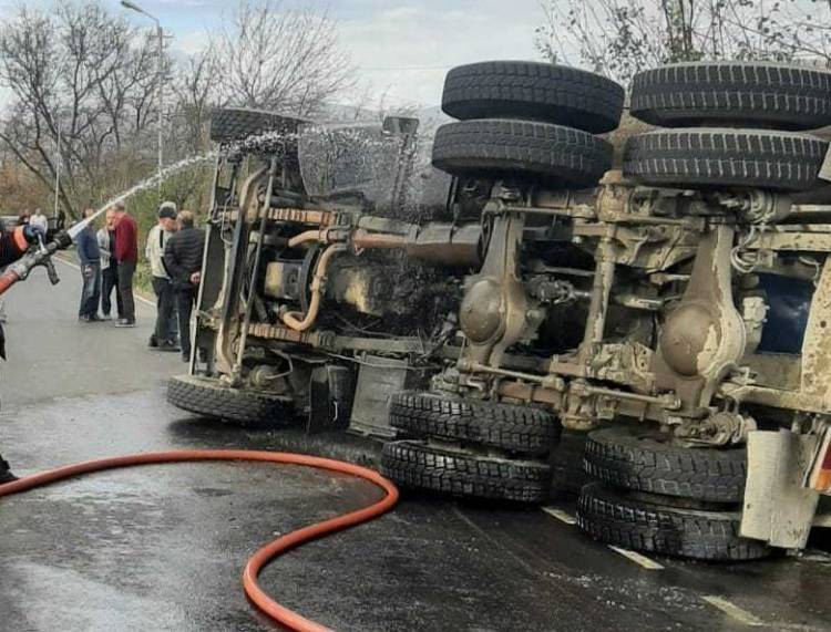 KamAZ է կողաշրջվել, Opel-ը հայտնվել է հարակից տան այգում․ մանրամասներ