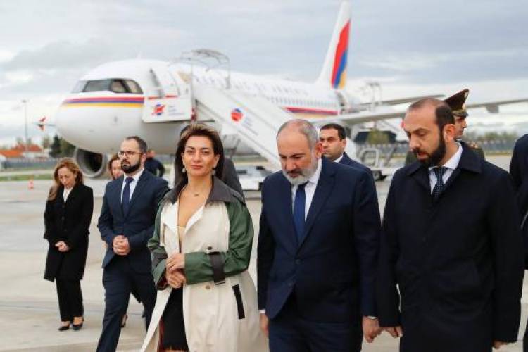 Փաշինյանը տիկնոջ հետ ժամանել է Փարիզ