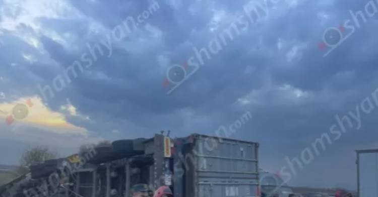 Freightliner բեռնատարը կողաշրջվել է, կցորդիչն էլ ընկել է Mercedes-ի վրա. վիրավորներ կան