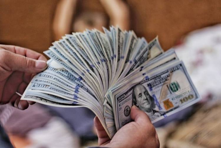 Գործարարը բանկի շենքում փոխանակել է 85 մլն ռուբլի եւ կեղծ դոլարներ ստացել․ ի՞նչ է հայտնի