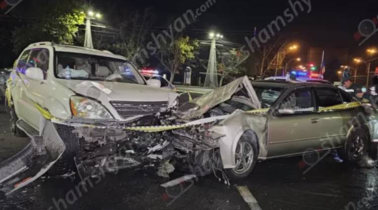 Ֆրանսիայի հրապարակում բախվել են Lexus-ն ու Nissan-ը․ վիրավորներ կան
