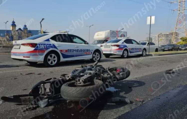 «Երևան Պարկի» դիմաց բախվել են Nissan Tida-ն ու մոտոցիկլետը. վիրավոր կա