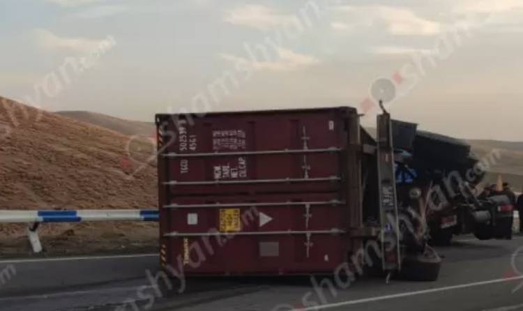 Խոշոր ավտովթար՝ Շիրակում. վրացական համարանիշներով բեռնատարը Քեթիի ոլորաններում կողաշրջվել է