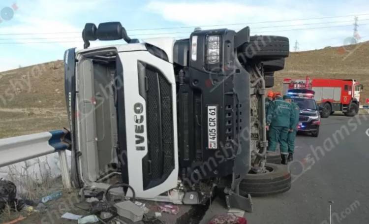 Մի քանի տոննա գիպսոնիտով բարձված Iveco բեռնատարը կողաշրջվել է. ի՞նչ է հայտնի