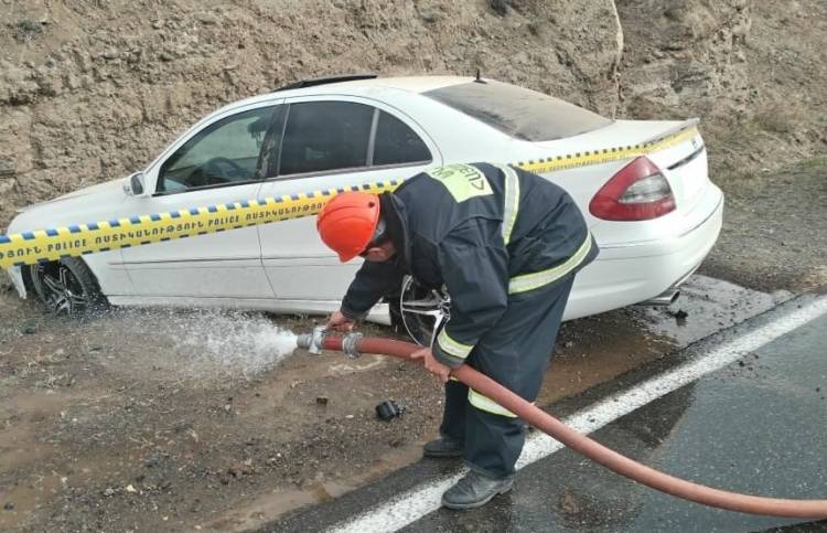 Mercedes-Benz-ը բախվել է ճամփեզրյա բլուրին․ վիրավորներ կան