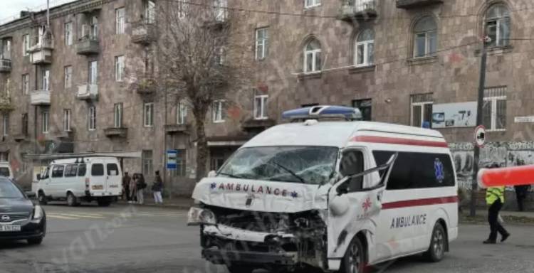 Խոշոր ավտովթար. բախվել են հրշեջ և շտապօգնության ավտոմեքենաները, կան վիրավորներ