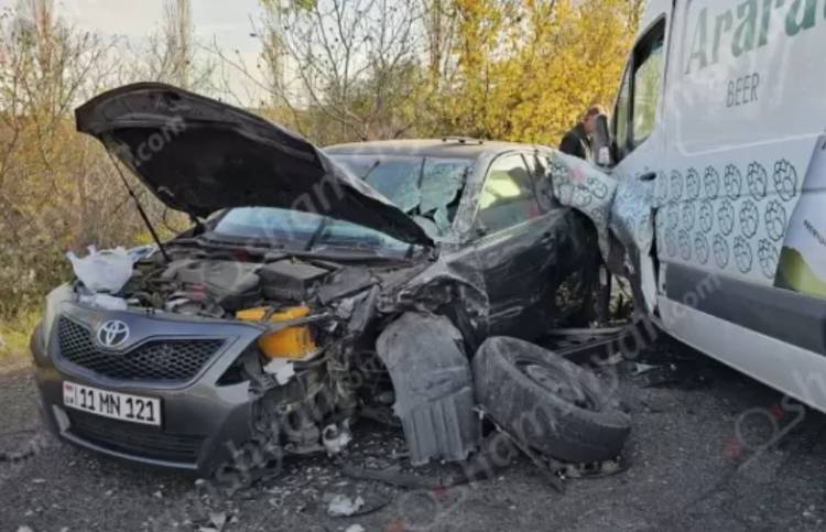 Խոշոր ավտովթար՝ Արագածոտնում. բախվել են Toyota Camry-ն ու Mercedes բեռնատարը, կան վիրավորներ