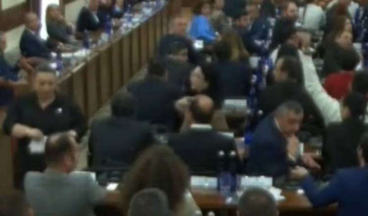 Ինչով ավարտվեց ծեծկռտուքը Երևանի քաղաքապետարանում