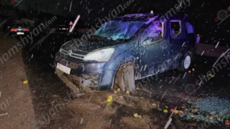 «Շանգրիլա» խաղատան դիմաց Citroen-ը բախվել է բետոնե եզրաքարին ու հայտնվել ճանապարհի մեջտեղում