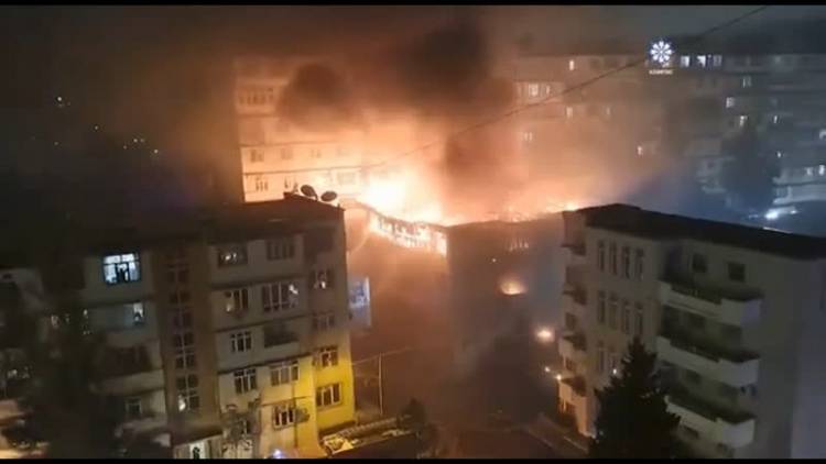 Եվս մեկ հրդեհ Բաքվում.  շենք է այրվում (տեսանյութեր)