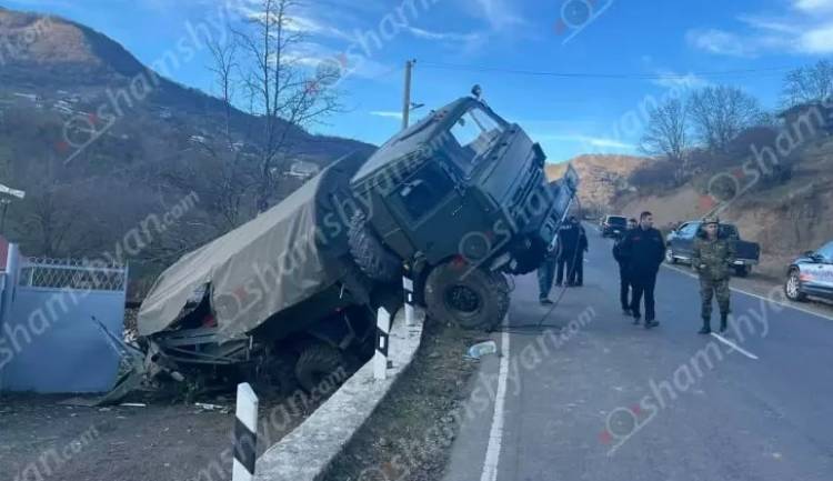Ավտովթար՝ Սյունիքի մարզում. КамАЗ-ը կողաշրջվել է, որում եղել է 15 զինծառայող. վիրավորներ կան