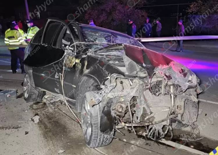 Խոշոր ավտովթար՝ Ավշարում. BMW X5-ը բախվել է Ford Transit-ին, ապա տապալել գազախողովակի մի քանի սյուներ