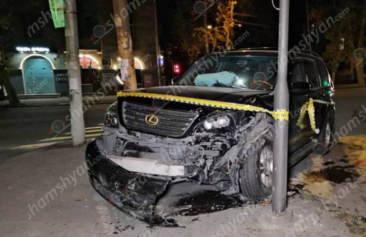 Երևանում բախվել են Lexus-ն ու Mercedes-ը. վիրավորներ կան