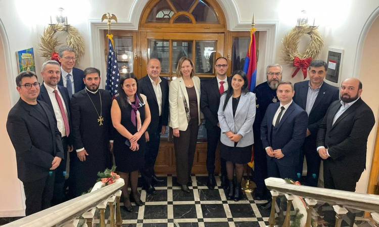 Դեսպան Քրիստինա Քվինը հյուրընկալել է ԱՄՆ պետքարտուղարության ներկայացուցչին և Հայաստանի գործիչներին