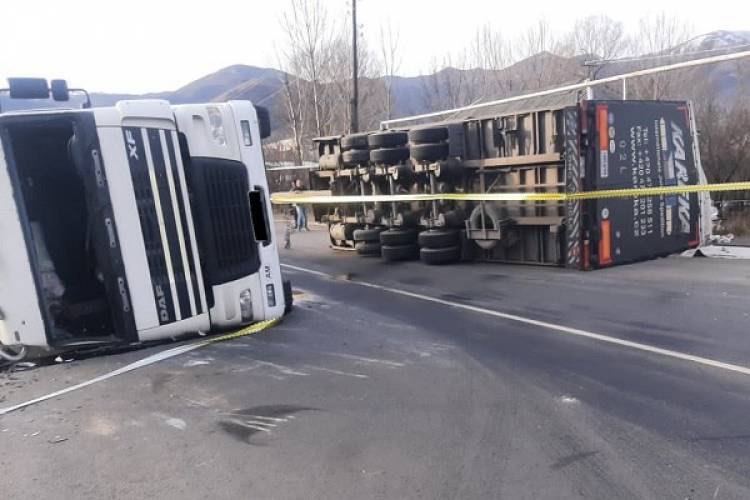 «DAF» մակնիշի կցորդիչով բեռնատար է կողաշրջվել