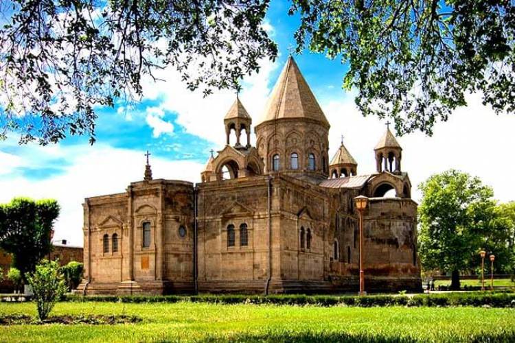 Մայր Աթոռը՝ արցախցիների կողքին․ կիրականացվի դրամական աջակցության ծրագիր
