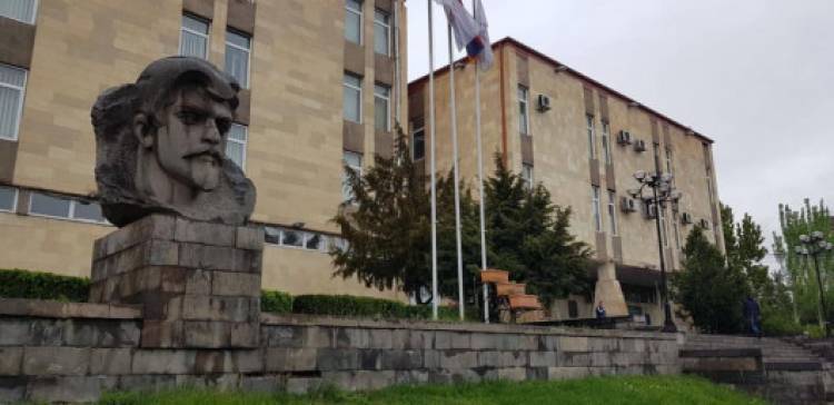 Խրախճանք թաղապետարանում՝ աշխատանքային ժամին․ «Հրապարակ»
