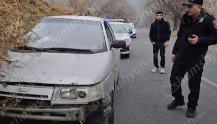 Հրազդանի կիրճում 22-ամյա վարորդը Лада-ով բախվել է հողաթմբին և կողաշրջվել