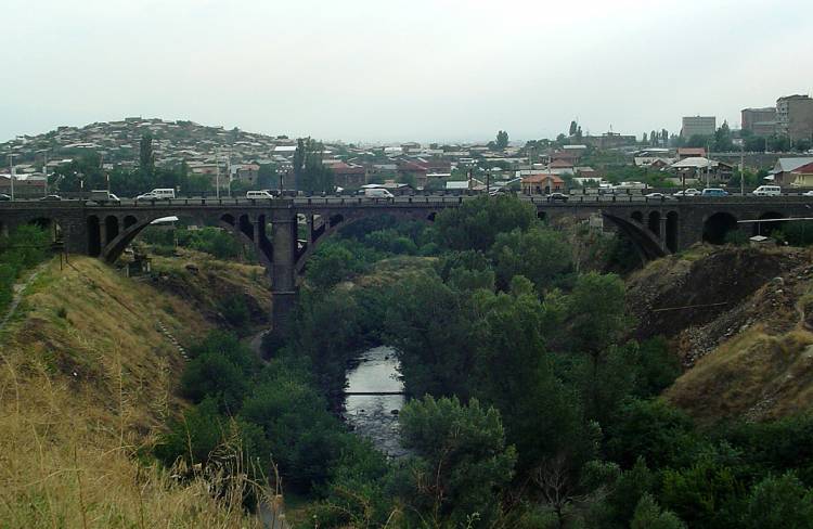 Երևանում 20-ամյա տղան անցել է «Հաղթանակ» կամրջի վտանգավոր եզրագիծն ու սպառնացել ցած նետվել